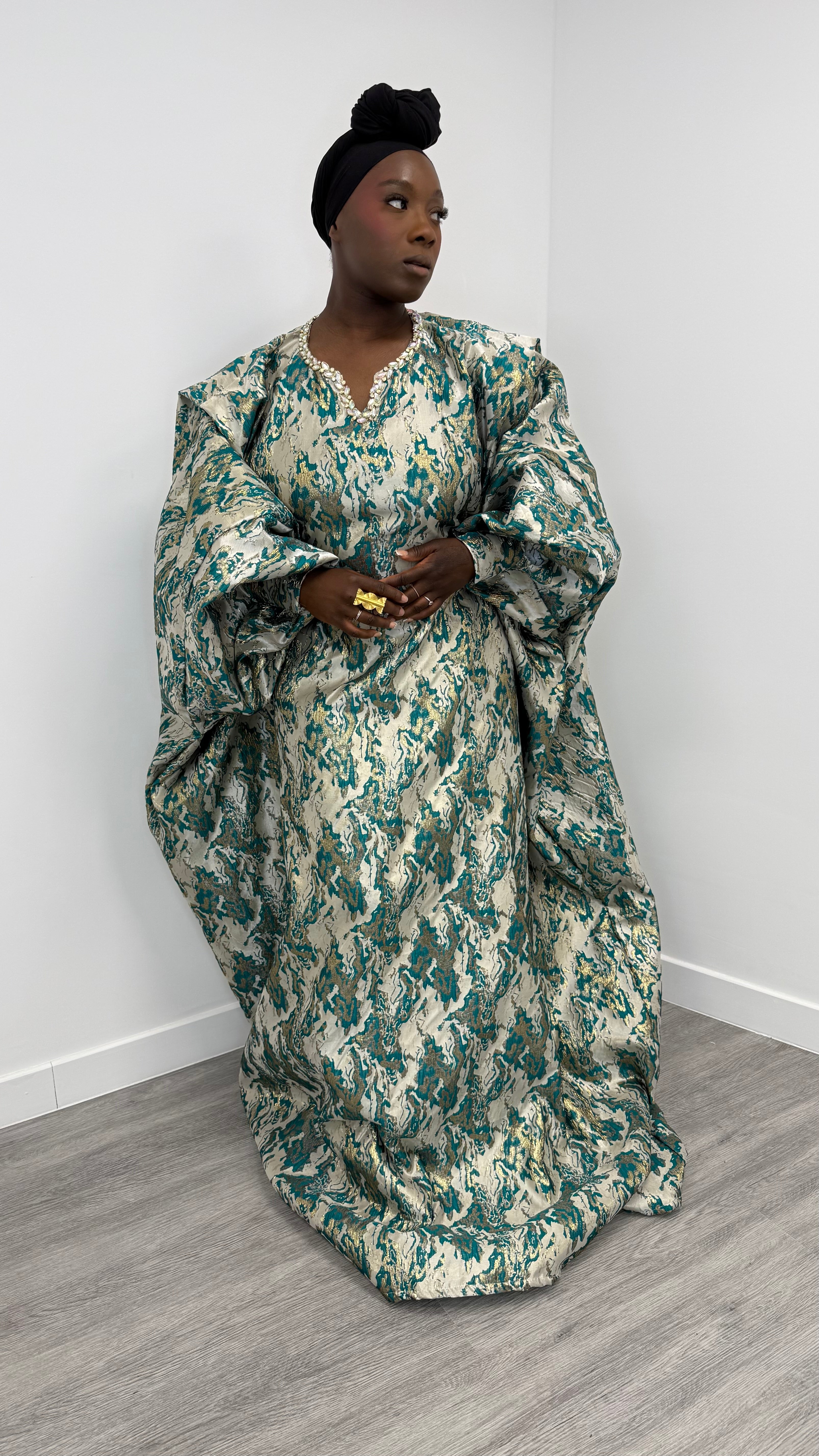 Robe royale à perles – Élégance majestueuse