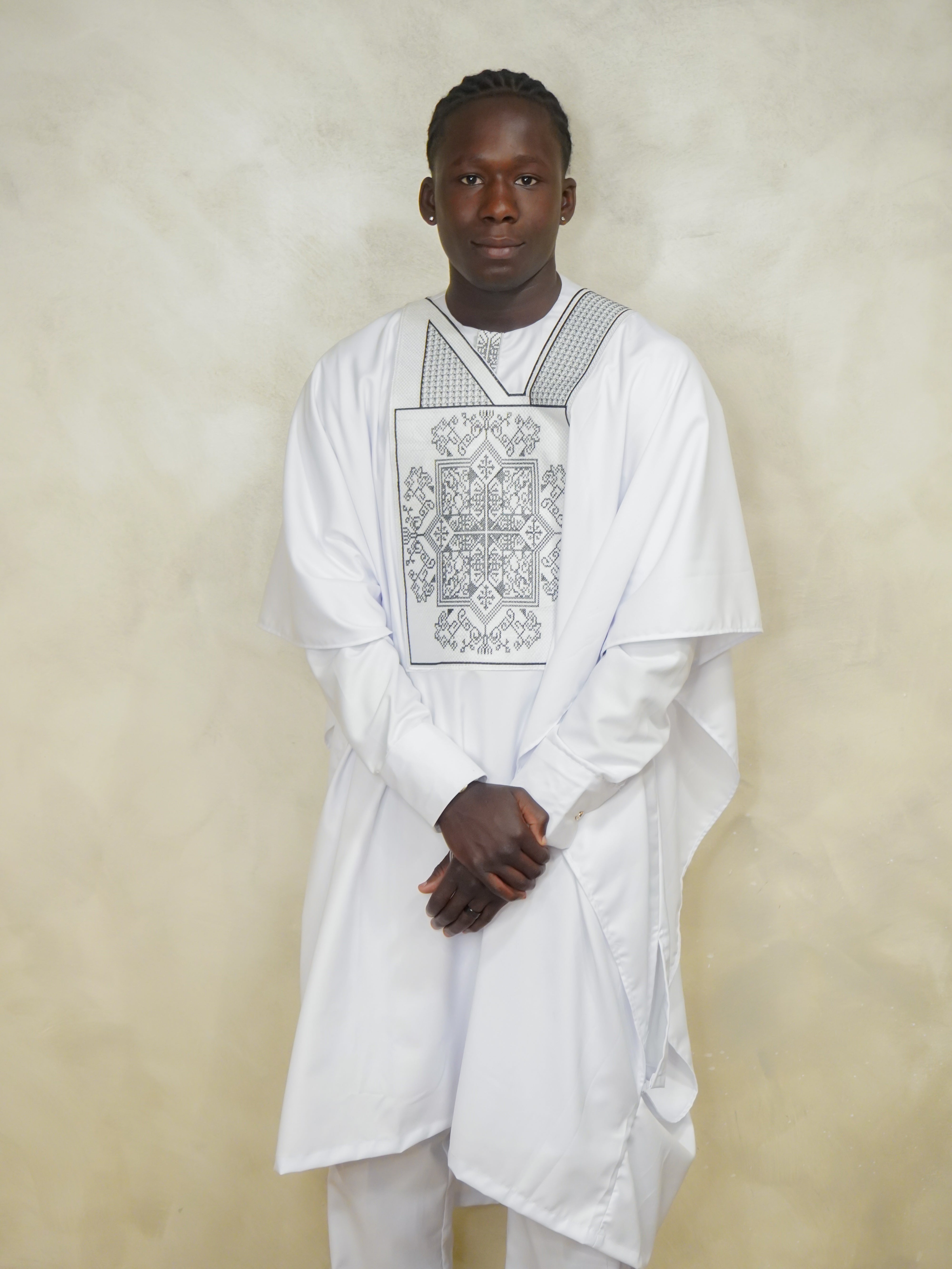 Tenue 3 pièces noire à broderie dorée