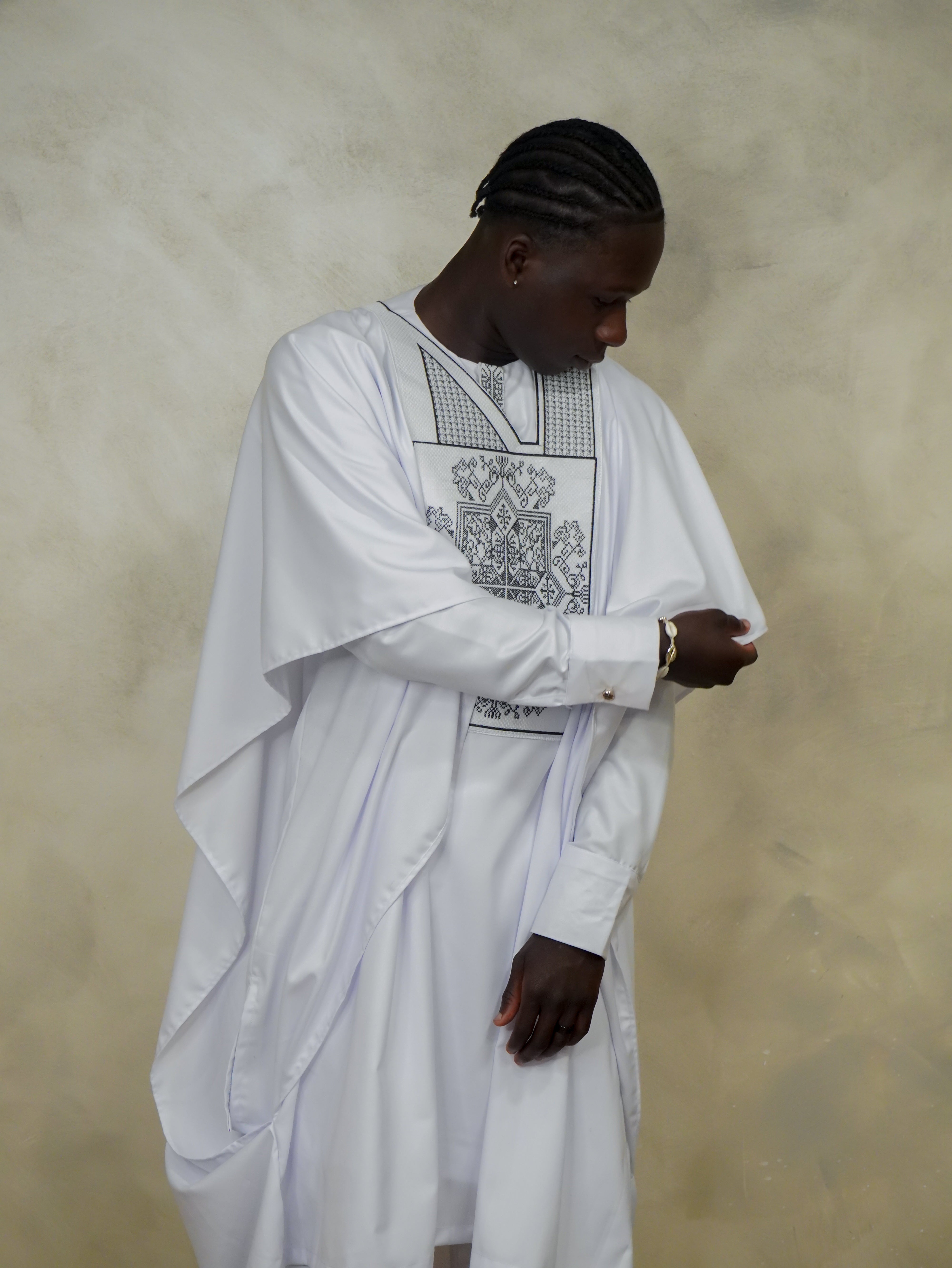 Tenue 3 pièces noire à broderie dorée