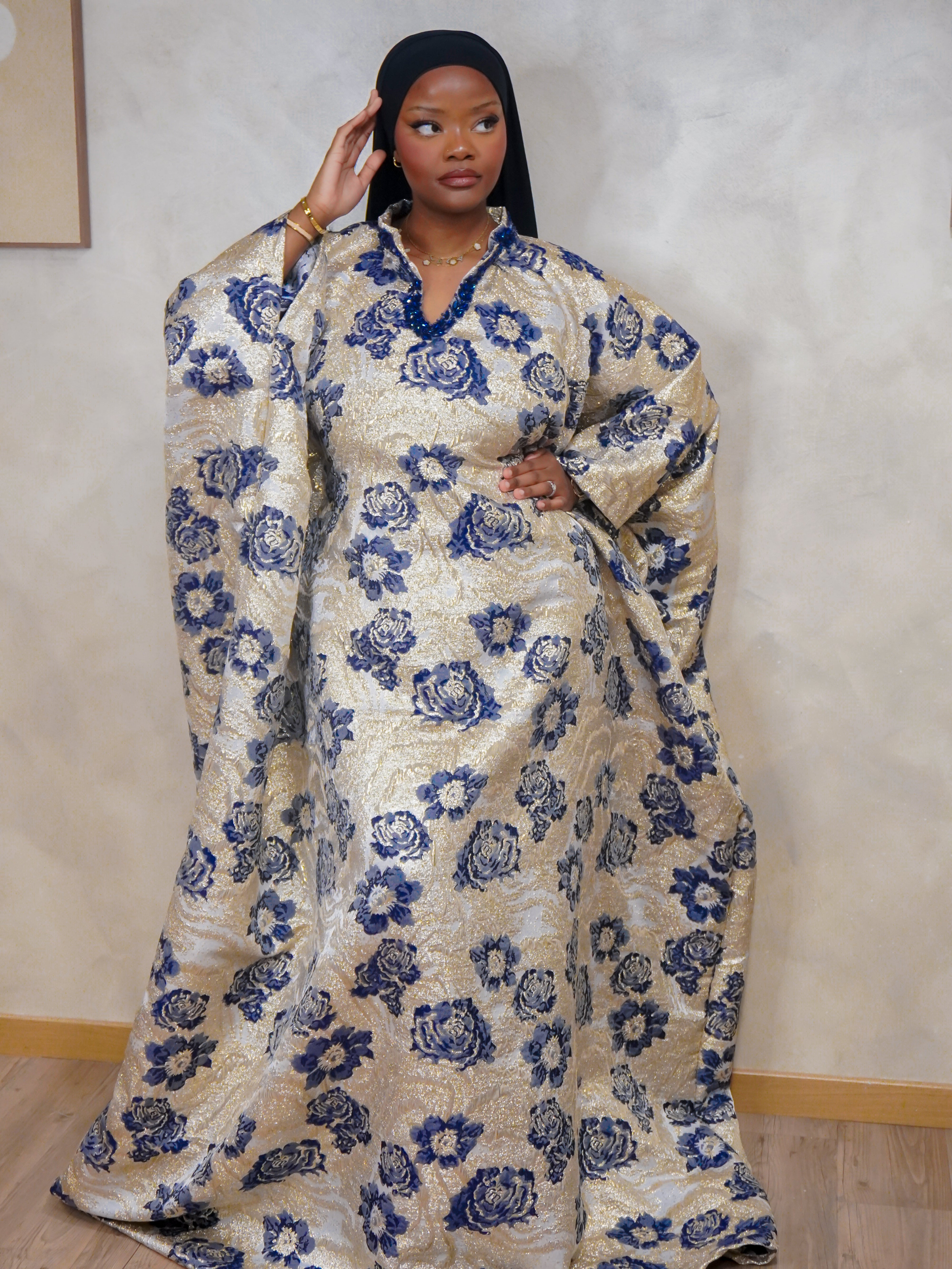 Robe Brocart Doré & Bleu – Élégance Florale et Détails Précieux