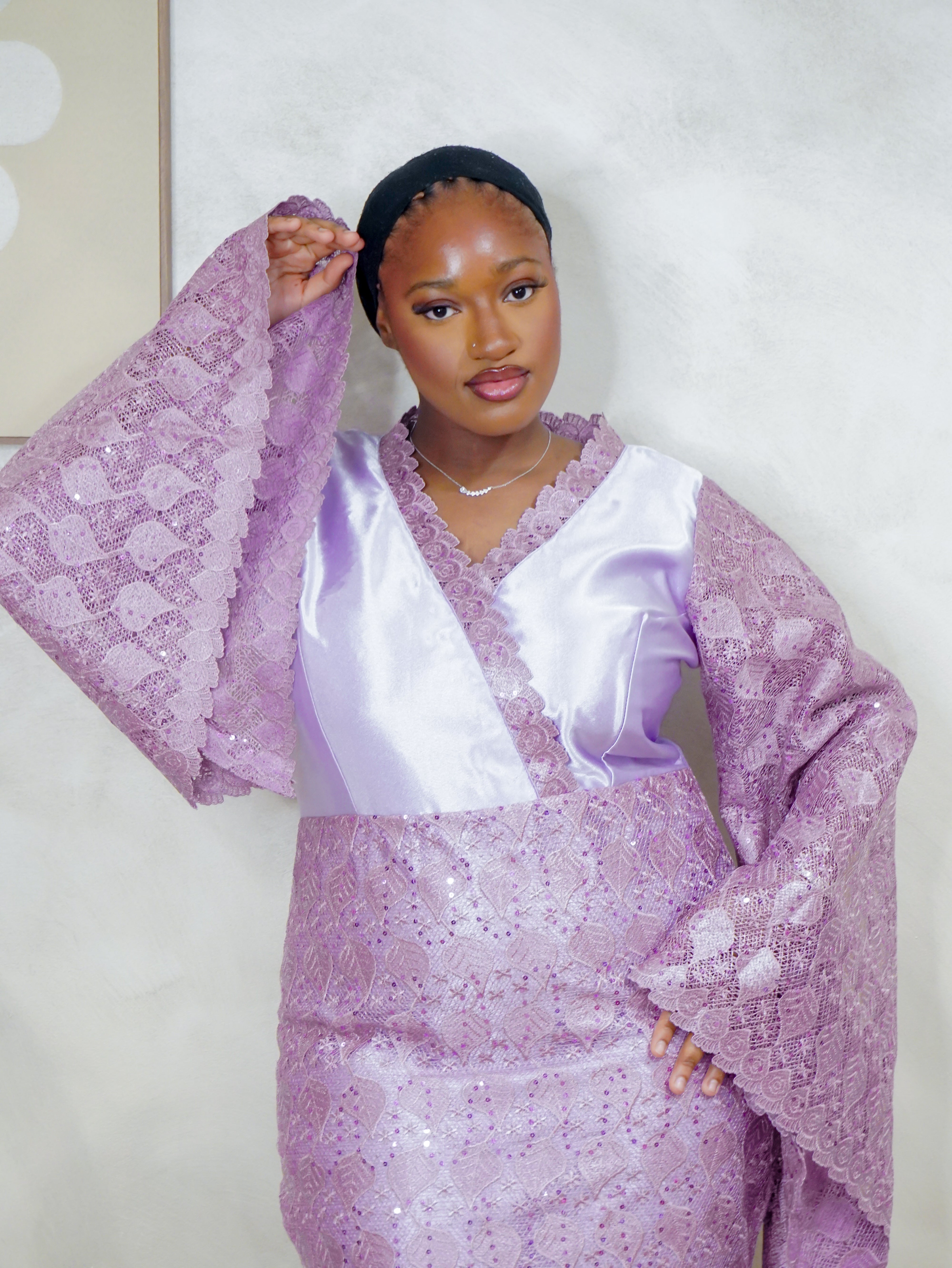 Robe Brodée Lilas – Grâce & Glamour