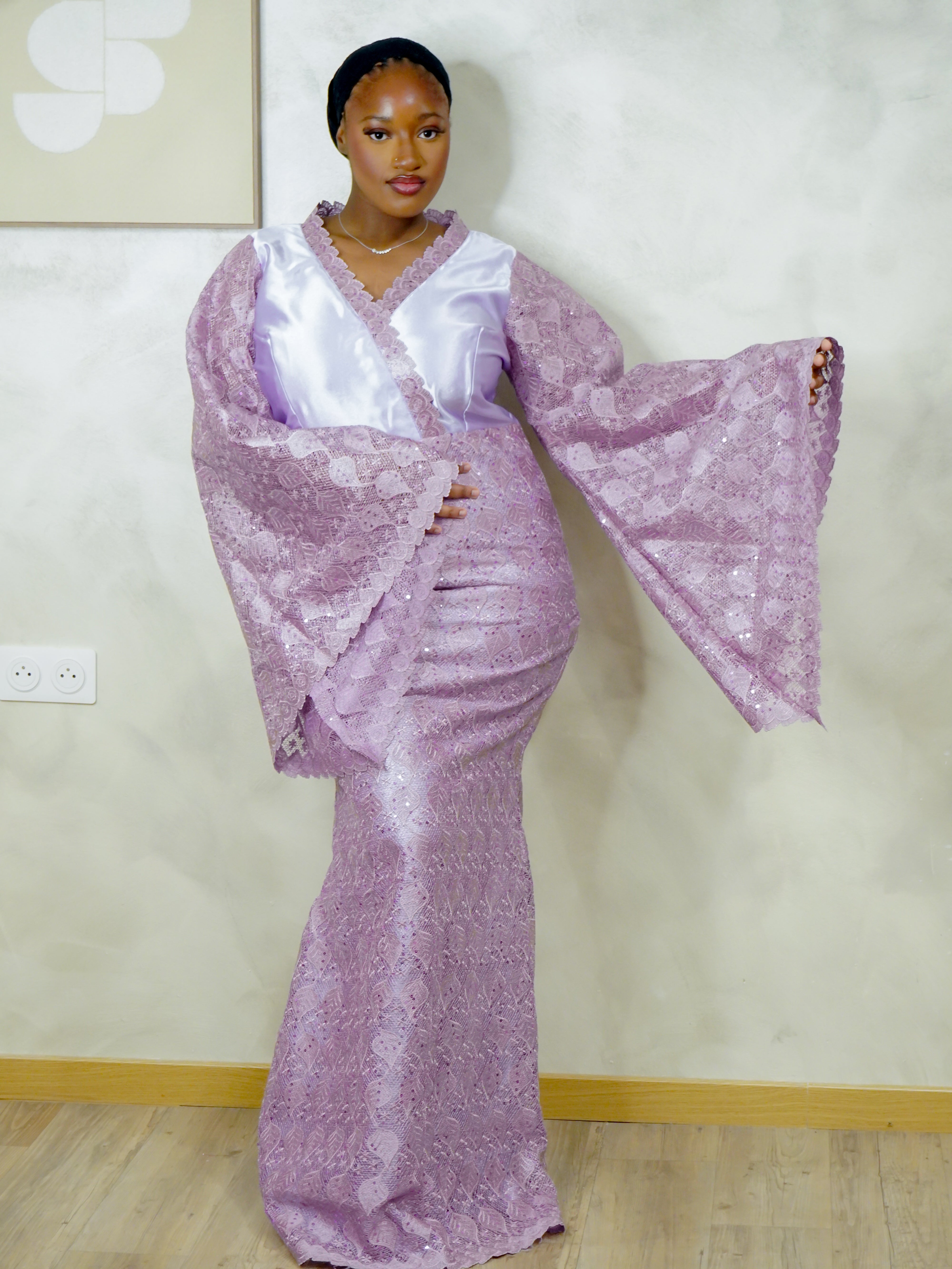 Robe Brodée Lilas – Grâce & Glamour