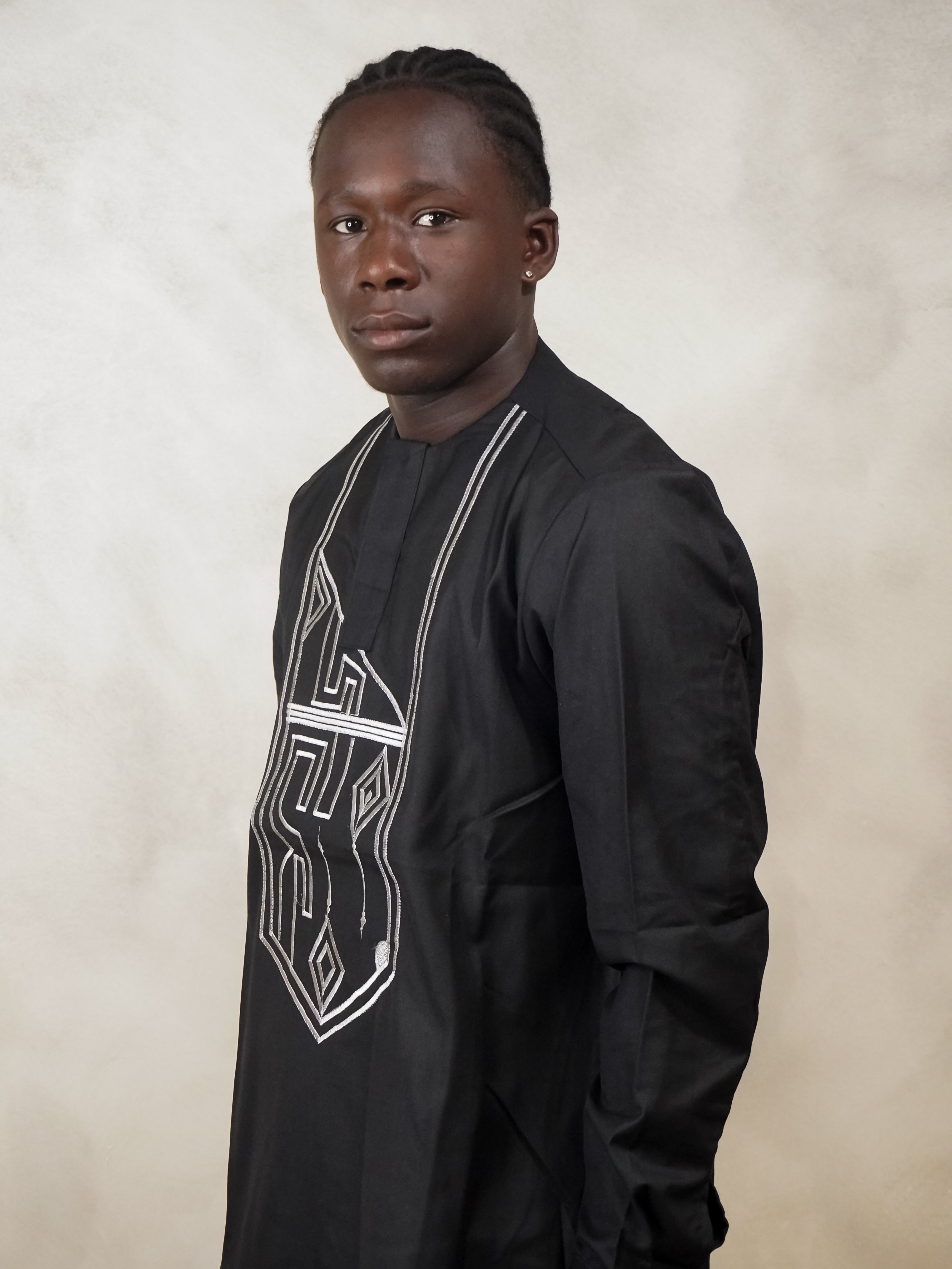 Ensemble traditionnel homme – Élégance Noire & Broderie Graphique